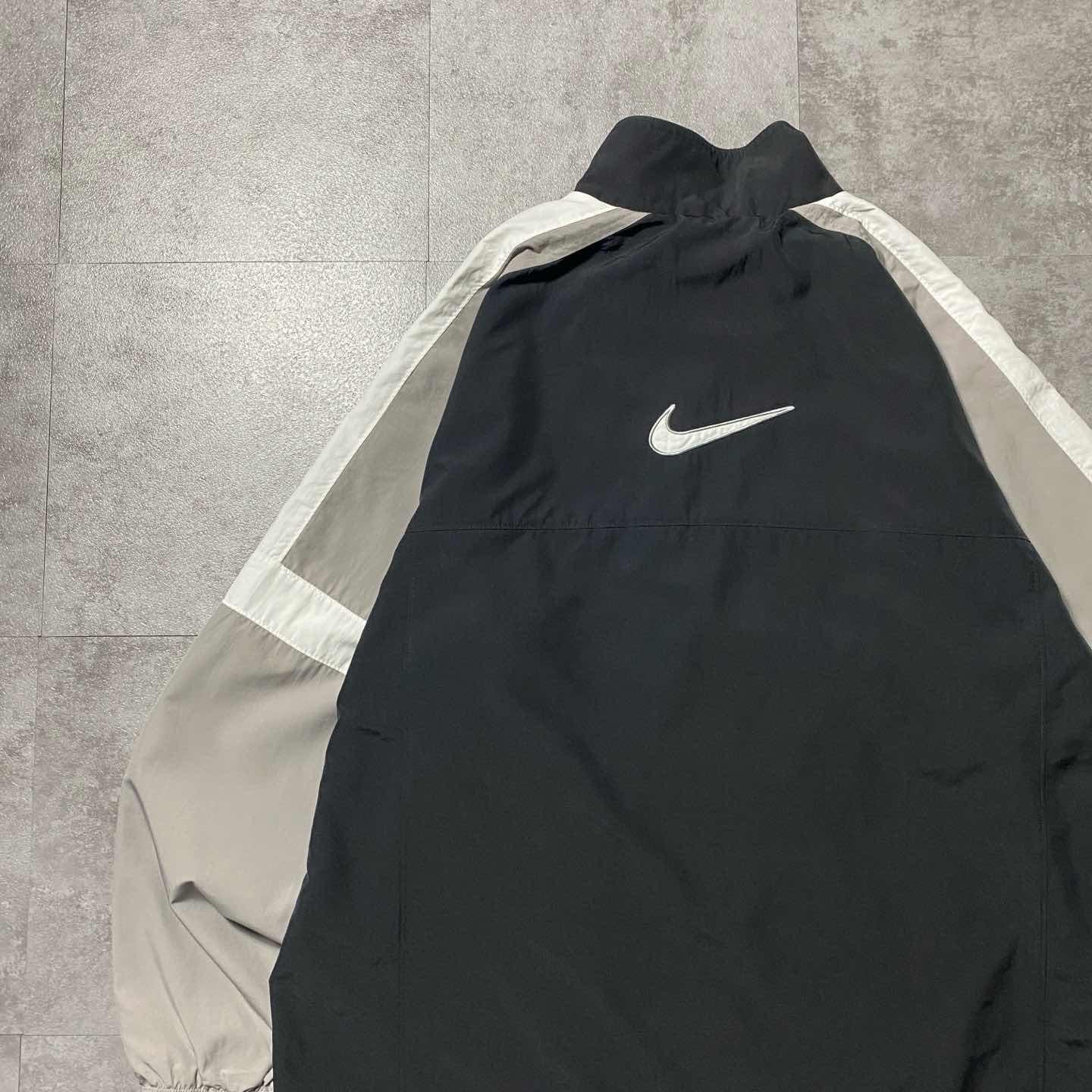 古着通販】00s NIKE スウォッシュ 刺繍ワンポイント バックロゴ