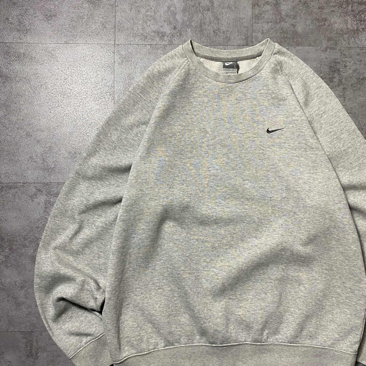 古着通販】00s NIKE スウォッシュ 刺繍ワンポイント グレー スウェット