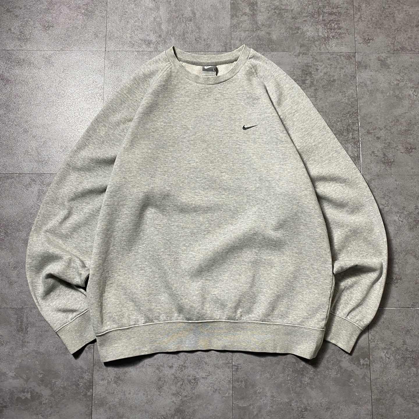 古着通販】00s NIKE スウォッシュ 刺繍ワンポイント グレー スウェット